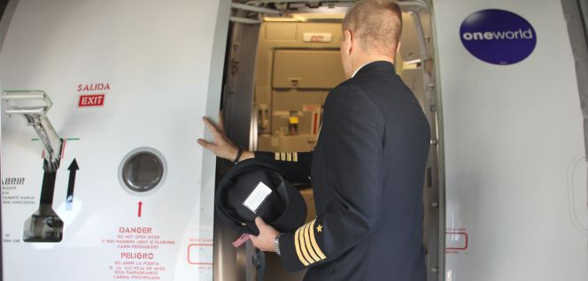 Un piloto de Iberia entra en uno de los aviones de la aerolínea.