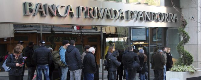 Clientes de Banca Privada d'Andorra (BPA) hacen cola