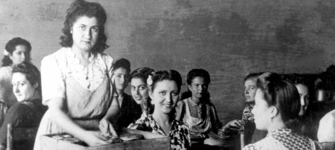 Trabajadoras de la fábrica en los años cuarenta o cincuenta.
