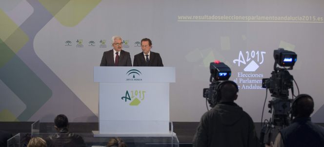 El vicepresidente y consejero de la Presidencia de la Junta de Andalucía, Manuel Jimenez Barrios y el consejero de Justicia e Interior, Emilio de Llera, presentan el dispositivo electoral.