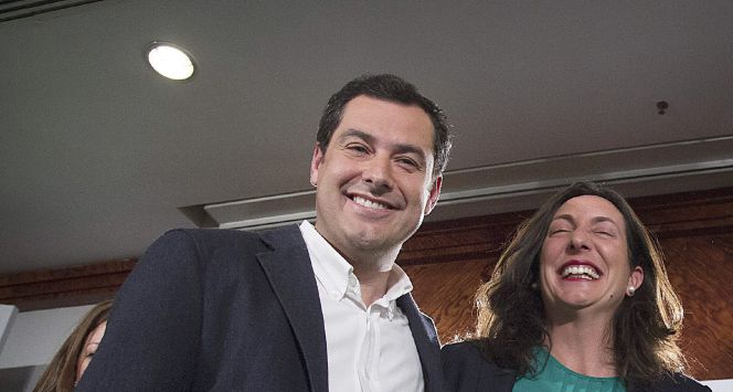El presidente del PP andaluz y candidato a la presidencia de la Junta de Andalucia, Juanma Moreno, acompañado por la Secretaria General del PP-A, Dolores Lopez.