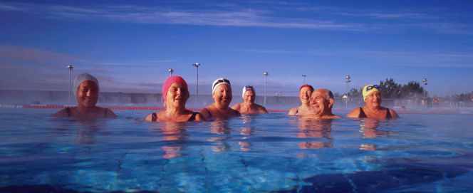 Un grupo de jubilados, en una clase de natación.