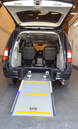 Furgón adaptado con portón trasero y rampa de acceso.