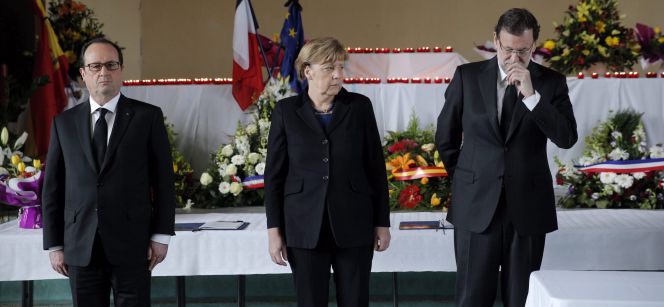 El presidente del Gobierno español, Mariano Rajoy (d), la canciller alemana, Angela Merkel (c) y el presidente francés, François Hollande (i).