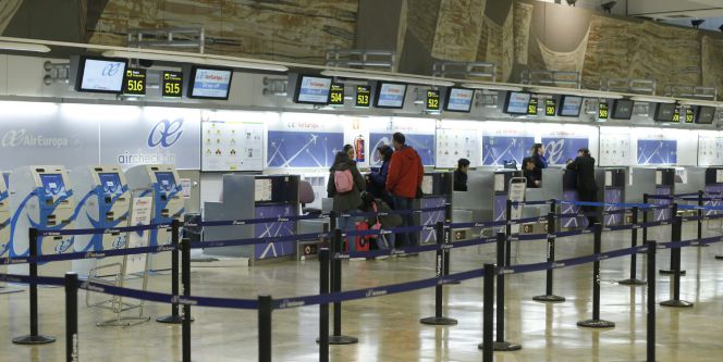 Mostradores de facturación en la Terminal 2 del aeropuerto Adolfo Suárez-Madrid Barajas. Efe