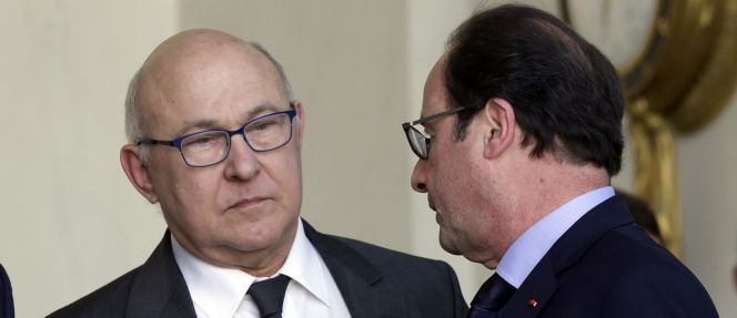 El ministro de Finanzas de Francia, Michel Sapin, conversa con el presidente de Francia, Francois Hollande.
