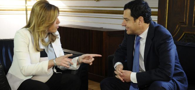La presidenta en funciones de la Junta de Andalucía, Susana Díaz, recibe al líder del PP, Juanma Moreno en el inicio de la ronda de contactos anunciada tras las elecciones autonómicas. EFERaúl Caro