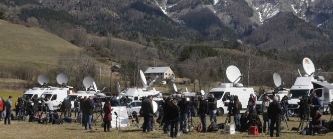 Medios de comunicación, cerca de la montaña donde se estrelló el vuelo de Germanwings.