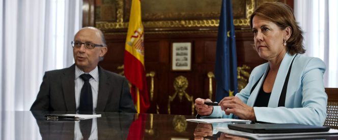 El ministro de Hacienda, Cristóbal Montoro, y la presidenta de Navarra, Yolanda Barcina.