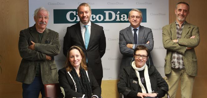 De pie, de izquierda a derecha: Julio Carabaña, de la Universidad Complutense de Madrid; Rafael Muñoz, de Banco Popular; Rodolfo Gutiérrez, de la Universidad de Oviedo y Mariano Fernández Enguita, también de la Complutense. Sentadas, en el mismo orden, Raquel Fernández León, de Telefónica y Soledad Iglesias Jiménez, del Ministerio de Educación.