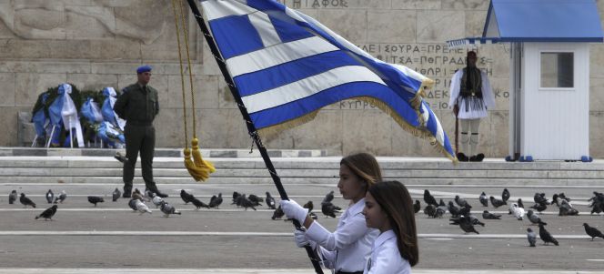 Dos niñas participan en un desfile con motivo del Día de la Independencia en Atenas (Grecia).