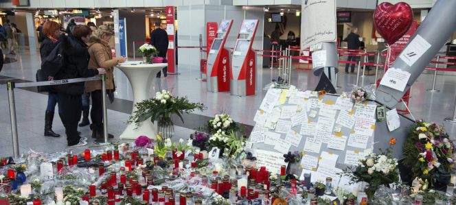 Velas, flores y mensajes de apoyo en un altar improvisado en el aeropuerto de Düsseldorf (Alemania).