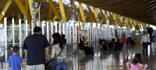 Varios viajeros en el aeropuerto Adolfo Suárez Madrid-Barajas.