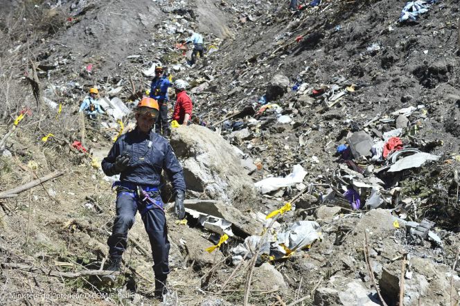 Los equipos de rescate mientras recuperan restos del fuselaje en el lugar de la catástrofe aérea del Airbus A320 de Germanwings, cerca de Seyne les Alpes (Francia).