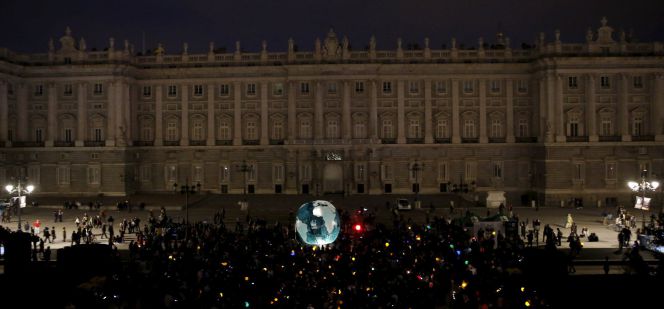 Palacio Real en Madrid, con la iluminación apagada en la Hora del Planeta.