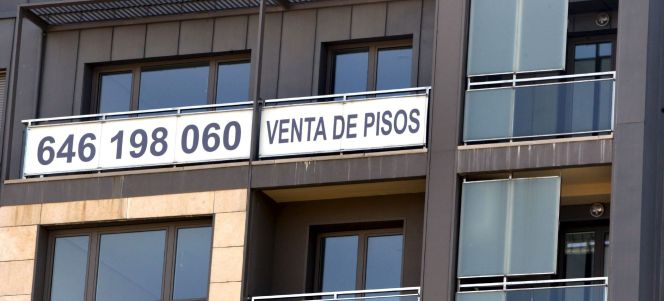 Un cartel de venta de pisos.