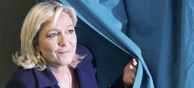 La líder del Frente Nacional, Marine Le Pen, sale de una cabina de voto.