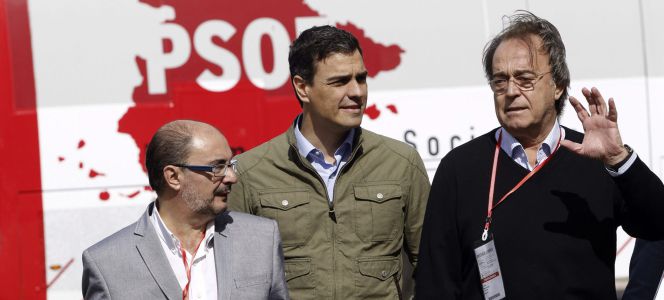 El secretario general del PSOE, Pedro Sánchez (centro), acompañado del secretario general de los socialistas aragoneses, Javier Lambán (izquierda) y y el aspirante a la alcaldía de Zaragoza, Carlos Pérez Anadón.