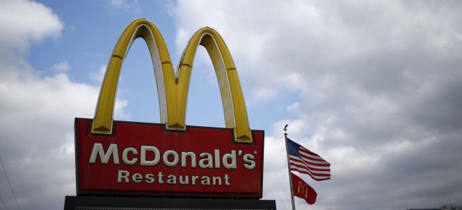 Un letrero de McDonald's.