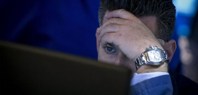 Un trader viendo su monitor.