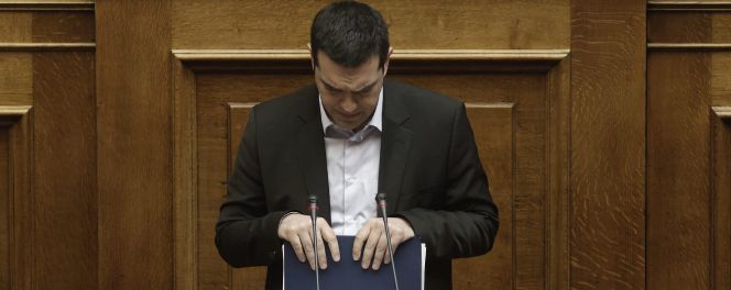 El primer ministro griego, Alexis Tsipras, pronuncia un discurso durante una sesión en el Parlamento en Atenas, Grecia.