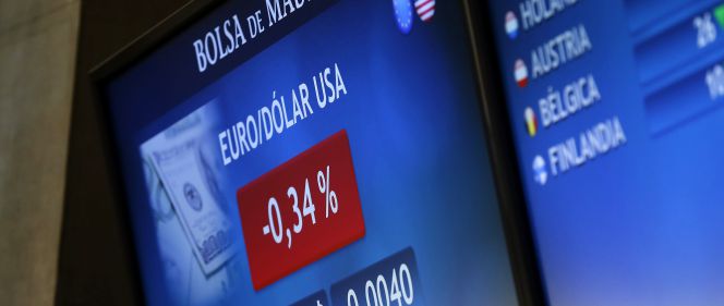 Una pantalla de la Bolsa de Madrid, con la cotización del euro respecto al dólar.
