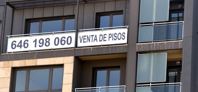 Un cartel de venta de pisos.