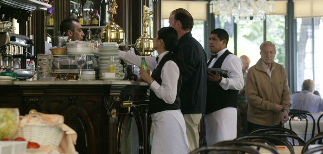 Trabajadores en una cafetería de Madrid.