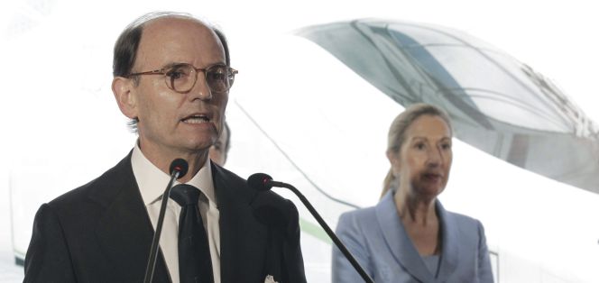 El presidente de Talgo, Carlos Palacio, durante la entrega el año pasado del premio de la compañía a la Innovación Tecnológica. Tras él, la ministra de Fomento, Ana Pastor. EFE