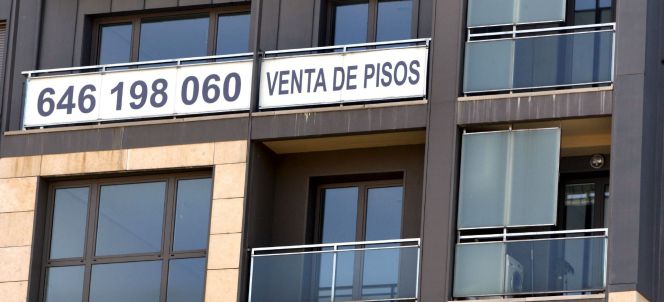 Un cartel de venta de pisos.