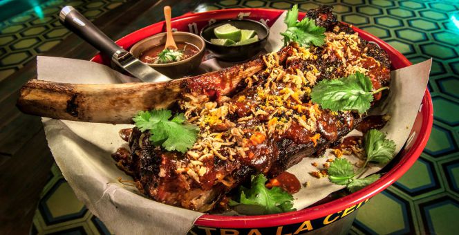 Machete de res norteño tatemado a la brasa con salsa de chiles y laqueado con salsa de chiles.