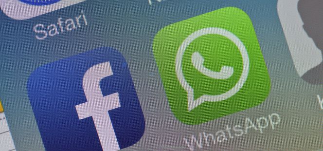Las aplicaciones de Facebook y de WhasApp en un teléfono móvil.