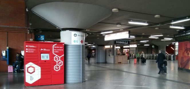 Una taquilla automatizada de My Pick box en una estación de Renfe en Madrid.