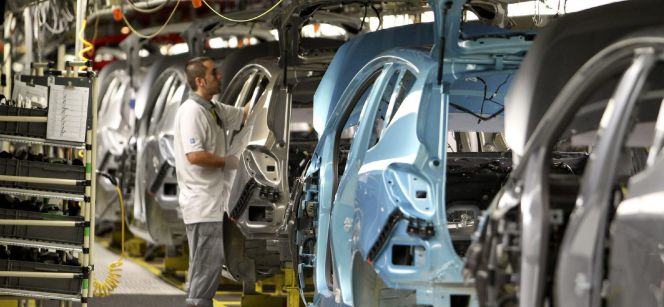 Un operario, en la cadena de montaje del Opel Meriva en la planta de General Motors en Figueruelas.
