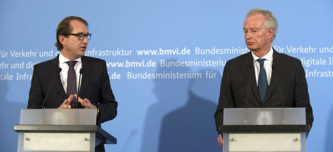 El presidente de Germanwings, Thomas Winkelmann, y el ministro alemán de Transporte, Alexander Dobrindt.