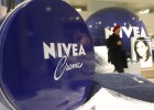 Nivea y Dove se pegan en el tribunal por poder ser azules Nivea y Dove se pegan en el tribunal por poder ser azules