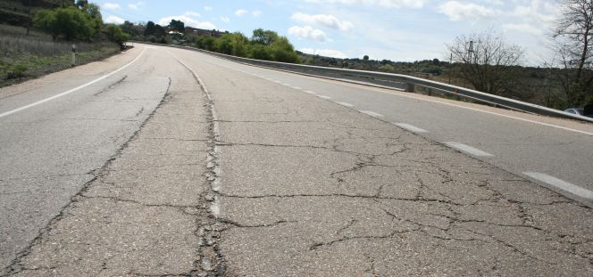 Una carretera nacional con el firme deteriorado, incluida en un dossier de la Asociación Española de la Carretera (AEC).