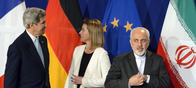 La jefa de la diplomacia de la UE, Federica Mogherini (c), el ministro iraní de Exteriores, Mohamad Yavad Zarif (d) y el secretario de Estado de Estados Unidos, John Kerry (ij) a su llegada a la sala de prensa en la que se informó de los avances de las negociaciones sobre el programa nuclear iraní.
