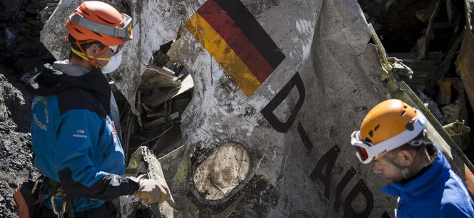 Imagen de los trabajos de los equipos de rescate junto a los restos del avión siniestrado el pasado 24 de marzo en los alpes franceses.