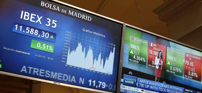 Monitores informativos en el parqué madrileño con las variaciones, entre otros índices, del IBEX 35, el principal indicador de la bolsa española. EFE