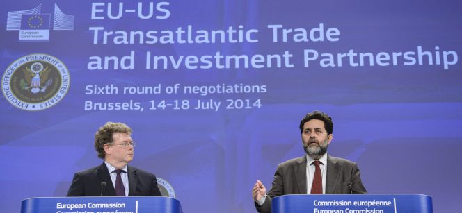 El jefe del equipo negociador europeo, Ignacio García Bercero (d), junto a su homólogo estadounidense, Dan Mullaney (i), en las negociaciones para alcanzar un Tratado Transatlántico de Comercio e Inversiones (TTIP) entre EE.UU. y la Unión Europea. EFEArchivo