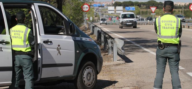 Agentes de la guardia civil de trafico vigilan el estado de las carreteras.