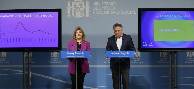 La secretaria de Estado de Empleo, Engracia Hidalgo y el secretario de Estado de Seguridad Social, Tomás Burgos, durante la rueda de prensa en la que anunciaron que los datos de paro y la afiliación a la Seguridad Social del mes de Marzo de 2015.