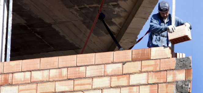 Un obrero trabaja en la construcción de una vivienda. EFEArchivo