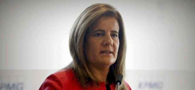 La ministra de Empleo, Fátima Báñez, durante su intervención en la jornada sobre empleo "Nueva cultura del empleo: 3 años de reformas en el mercado laboral" organizada hoy en Madrid por KPMG.