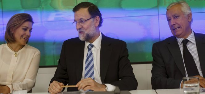 El presidente del Gobierno, Mariano Rajoy (centro), junto a Javier Arenas y María Dolores de Cospedal antes de empezar la reunión de la Junta Directiva Nacional del PP.