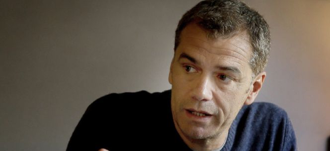 GRA023 VALENCIA, 07042015.- El diputado de UPyD por Valencia Toni Cantó ha anunciado hoy su próxima renuncia a su escaño en el Congreso y a ser candidato a la presidencia de la Generalitat Valenciana por este partido. Cantó ha hecho este anuncio en una rueda de prensa en un hotel de Valencia y no en la sede del partido tras haber mostrado públicamente desde las elecciones andaluzas su desacuerdo con la gestión de la dirección de UPyD encabezada por Rosa Díez. EFE Juan Carlos Cárdenas