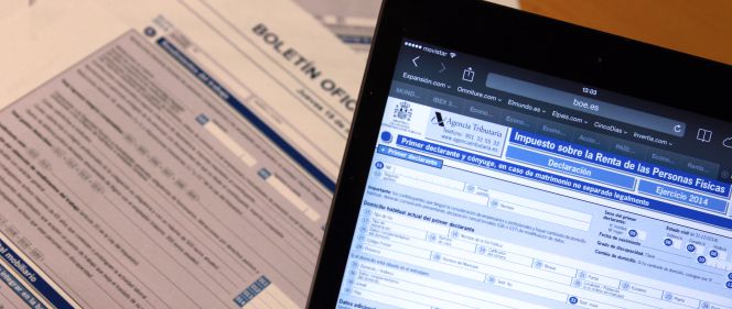 Un usuario consultando un borrador de la declaración de la renta correspondiente a 2014.