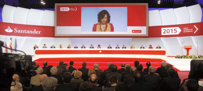 La presidenta del Banco Santander, Ana Botín (c), durante la Junta General de Accionistas del Banco de Santander.