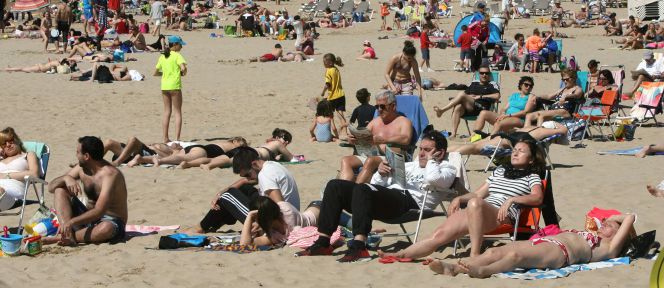 Turistas en la playa de Levante de Salou (Tarragona) durante el Sábado Santo.